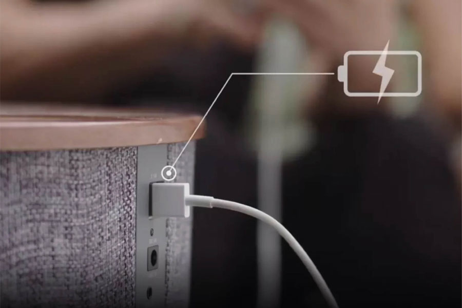 Besu memiliki 2 port charger 2.1A dan 1A untuk mode wireless.