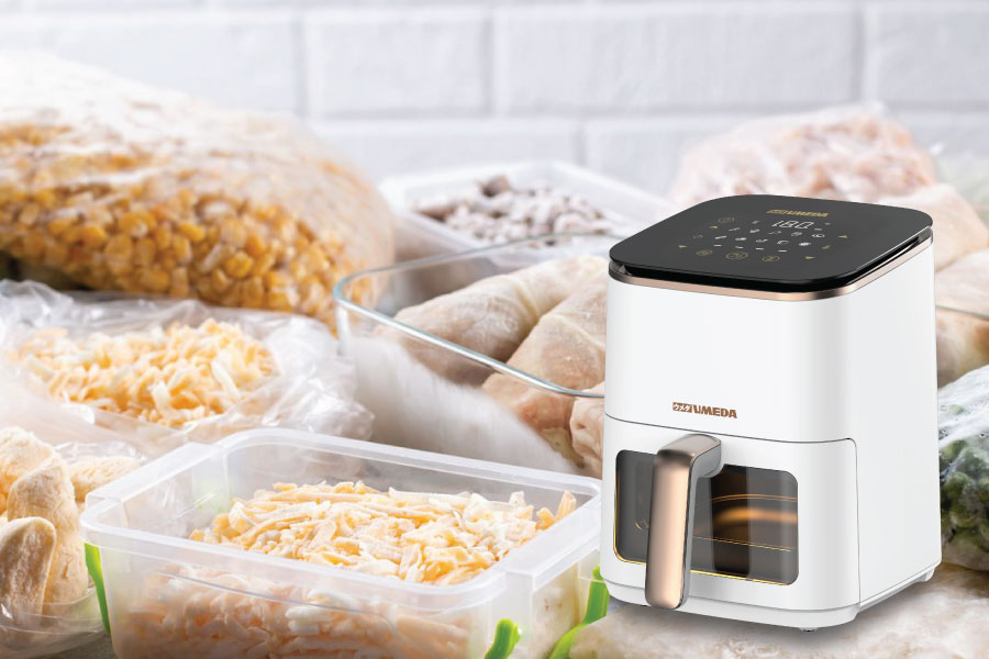 Sebelum dimasak, Genki membantu proses pencairan makanan yang beku.