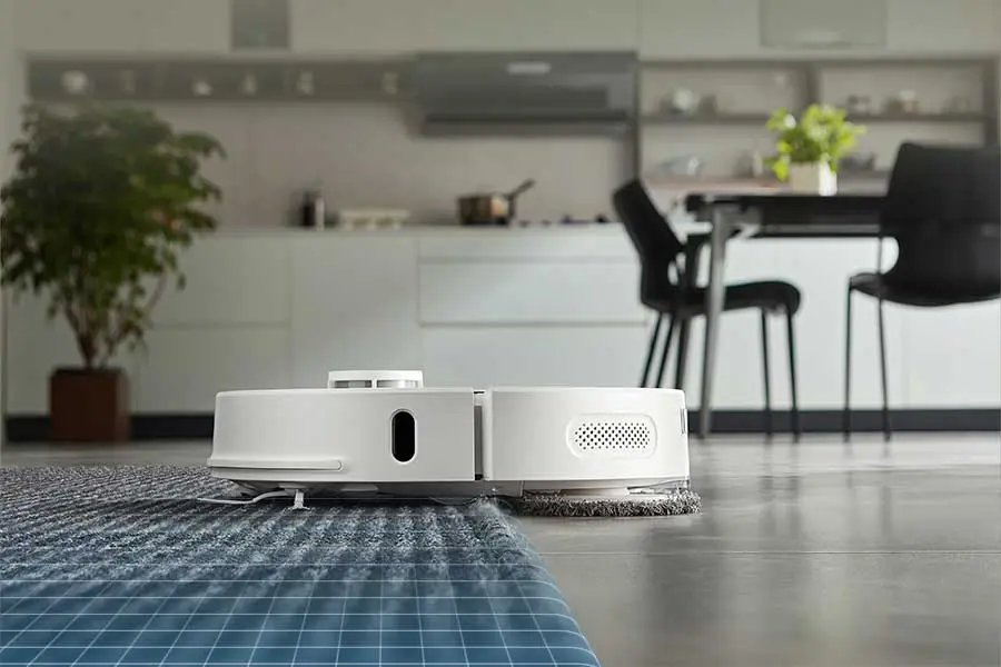 Sensor pendeteksi karpet mencegah robot naik ke permukaan karpet saat mode pel dan meningkatkan tenaga saat mode vakum.