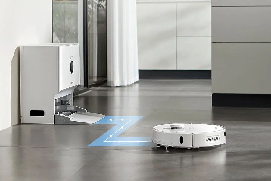 Setelah selesai atau baterai lemah, Tomo kembali ke station pengisian daya secara otomatis.