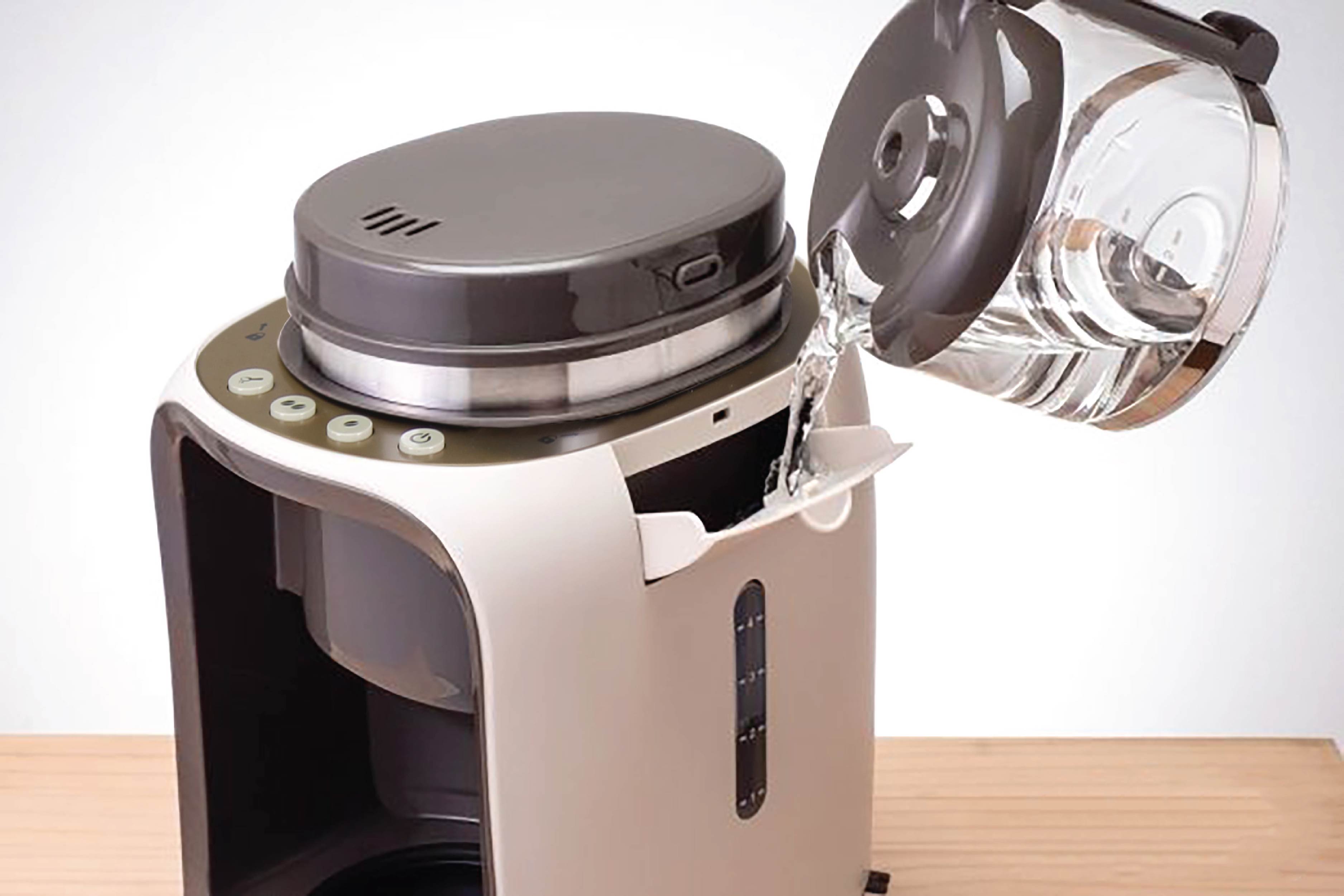 Dapat menampung 600ml air, cukup untuk membuat 4-6 cangkir kopi.