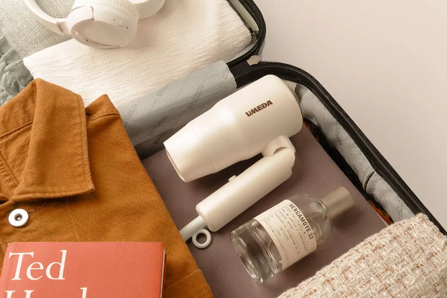 Ringan dan mudah dimasukkan ke dalam tas koper. Sangat praktis untuk dibawa saat pergi liburan maupun perjalanan bisnis.