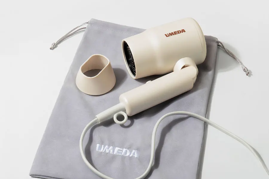 Dilengkapi dengan tali dan kantong penyimpanan kecil untuk memudahkan membawa dan melindungi hair dryer dari goresan.