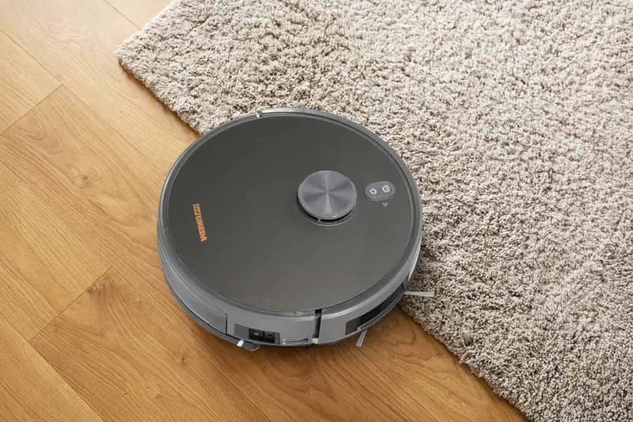 Robot dilengkapi sensor untuk mencegah jatuh dan mendeteksi ketinggian permukaan lebih dari 9 cm.